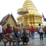 Es ist ein buddhistischer Feiertag und rapelvoll im Doi Suthep Tempel bei Chiang Mai / Thailand